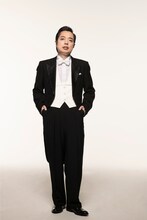 小松利昌のビジュアル。