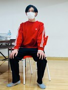 このジャージーがいかにしてグッズに……？ 撮影は「サムバディ」出演者の名古屋愛。