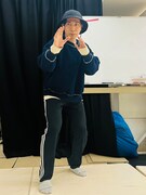 謎なポーズもオシャレに見える3本ライン！ 撮影は「サムバディ」出演者の名古屋愛。