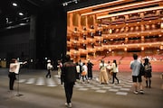 愛知県芸術劇場 大ホールでの「自由見学」の様子。