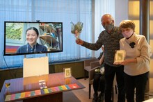 伊藤郁女と伊藤の両親。