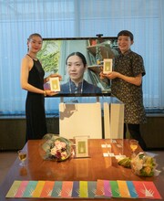 左から橋本ロマンス、伊藤郁女、と横山彰乃。