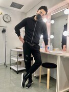 マスクまで黒でそろえたシックなコーデだが、ファスナーやベルト、足元でさりげなくラインストーンが輝いている。