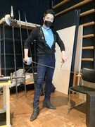 劇団四季時代にタイトルロールを務めた「ハムレット」を思わせるポージングでパシャリ。きらめく胸元とシューズが“貴族”っぽい。