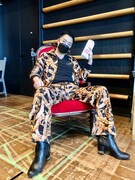 華やかな総柄でテンションアップ。靴にもキラキラを忘れないのが下村流のコーディネート。