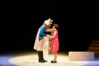 「気づかいルーシー」2015年公演より。（撮影：阿部章仁）