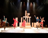 「気づかいルーシー」2015年公演より。（撮影：阿部章仁）