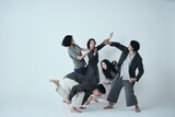 踊る「熊谷拓明」カンパニー 新作ダンス劇「yasuraka.」出演者（
撮影：川面健吾）