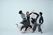踊る「熊谷拓明」カンパニー 新作ダンス劇「yasuraka.」出演者(
撮影:川面健吾)