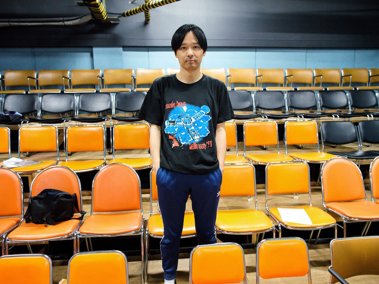 最後は音楽の“好き”から。ビビッドなイエローのいすに黒＆ブルーのTシャツが映えます。