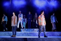 舞台「無人島に生きる十六人」より。