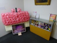 松竹大谷図書館で展示中の“桜ミニパラソル”。