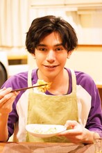 「宅飲みシェアハウス」より、古谷大和。