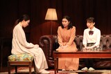 劇団競泳水着 新作本公演「グレーな十人の娘」より。（撮影：下田直樹）