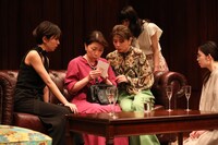 劇団競泳水着 新作本公演「グレーな十人の娘」より。（撮影：下田直樹）