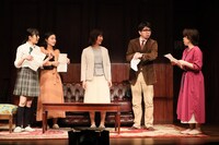 劇団競泳水着 新作本公演「グレーな十人の娘」より。（撮影：下田直樹）