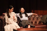 劇団競泳水着 新作本公演「グレーな十人の娘」より。（撮影：下田直樹）