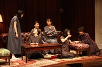 劇団競泳水着 新作本公演「グレーな十人の娘」より。（撮影：下田直樹）