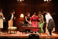 劇団競泳水着 新作本公演「グレーな十人の娘」より。（撮影：下田直樹）