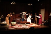 劇団競泳水着 新作本公演「グレーな十人の娘」より。（撮影：下田直樹）