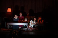 劇団競泳水着 新作本公演「グレーな十人の娘」より。（撮影：下田直樹）