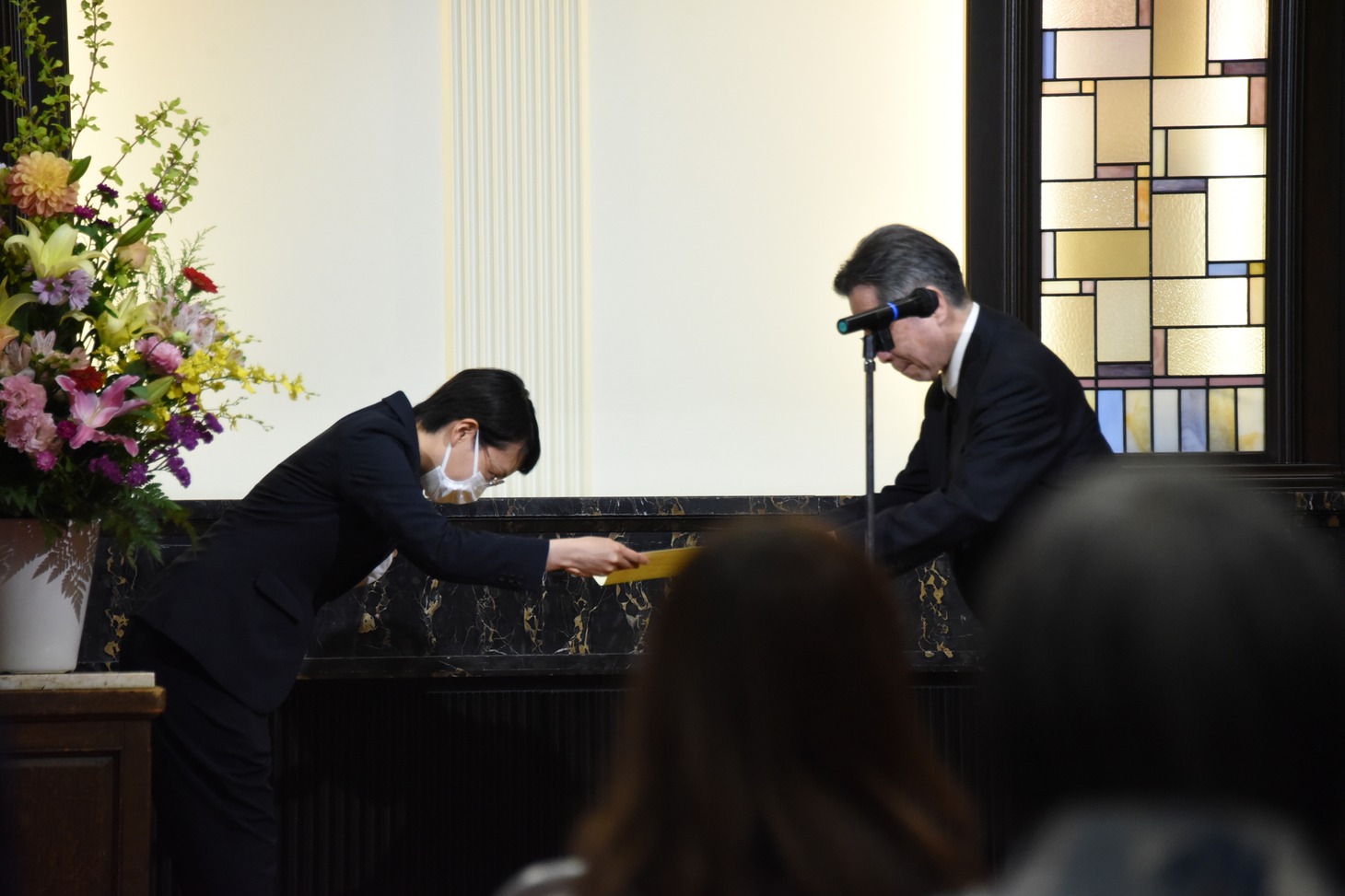 左から福名理穂、白水社の及川直志代表取締役社長。