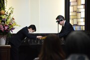 左から福名理穂、白水社の及川直志代表取締役社長。
