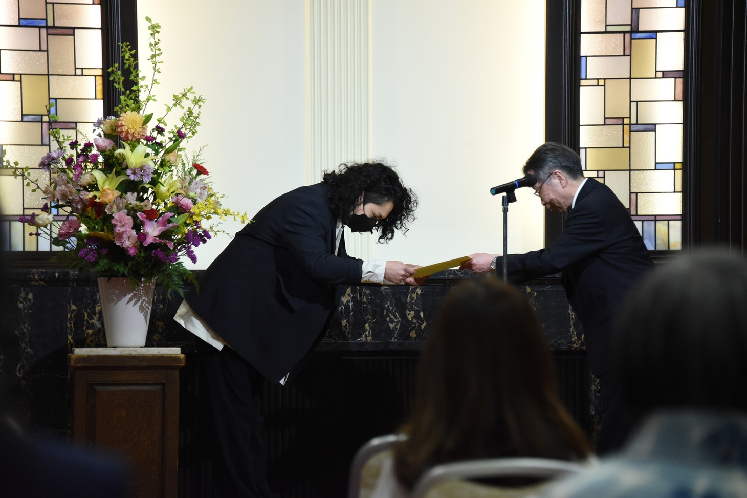 左から山本卓卓、白水社の及川直志代表取締役社長。