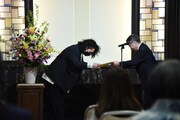 左から山本卓卓、白水社の及川直志代表取締役社長。