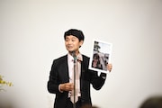福名理穂の写真を手にしたノゾエ征爾。