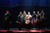 ミュージカル「FLOWER DRUM SONG」より。(c)エイベックス・エンタテインメント株式会社 / 撮影：岩田えり