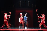 ミュージカル「FLOWER DRUM SONG」より。(c)エイベックス・エンタテインメント株式会社 / 撮影：岩田えり