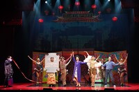 ミュージカル「FLOWER DRUM SONG」より。(c)エイベックス・エンタテインメント株式会社 / 撮影：岩田えり