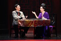 ミュージカル「FLOWER DRUM SONG」より。(c)エイベックス・エンタテインメント株式会社 / 撮影：岩田えり