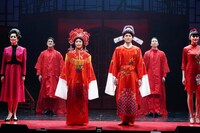 ミュージカル「FLOWER DRUM SONG」より。(c)エイベックス・エンタテインメント株式会社 / 撮影：岩田えり