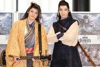 2022年劇団☆新感線42周年興行・春公演 いのうえ歌舞伎「神州無頼街」東京公演開幕前取材会より。左から宮野真守、福士蒼汰。（撮影：田中亜紀）