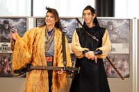 2022年劇団☆新感線42周年興行・春公演 いのうえ歌舞伎「神州無頼街」東京公演開幕前取材会より。左から宮野真守、福士蒼汰。（撮影：田中亜紀）
