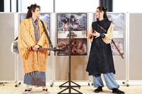 2022年劇団☆新感線42周年興行・春公演 いのうえ歌舞伎「神州無頼街」東京公演開幕前取材会より。左から宮野真守、福士蒼汰。（撮影：田中亜紀）