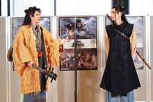 2022年劇団☆新感線42周年興行・春公演 いのうえ歌舞伎「神州無頼街」東京公演開幕前取材会より。左から宮野真守、福士蒼汰。（撮影：田中亜紀）