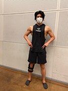 ザ・ロックことドウェイン・ジョンソンのトレーニング施設・IRON PARADISEのロゴ入りタンクトップ。