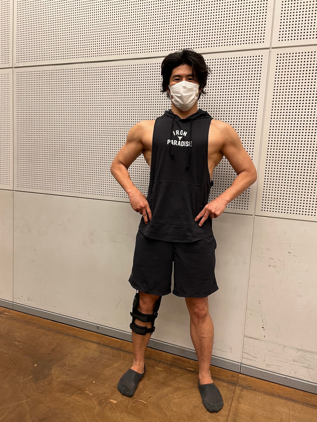 ザ・ロックことドウェイン・ジョンソンのトレーニング施設・IRON PARADISEのロゴ入りタンクトップ。