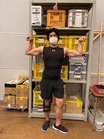 ダブルバイセップスのポーズをする板橋。たくましい上腕二頭筋が目を引く。