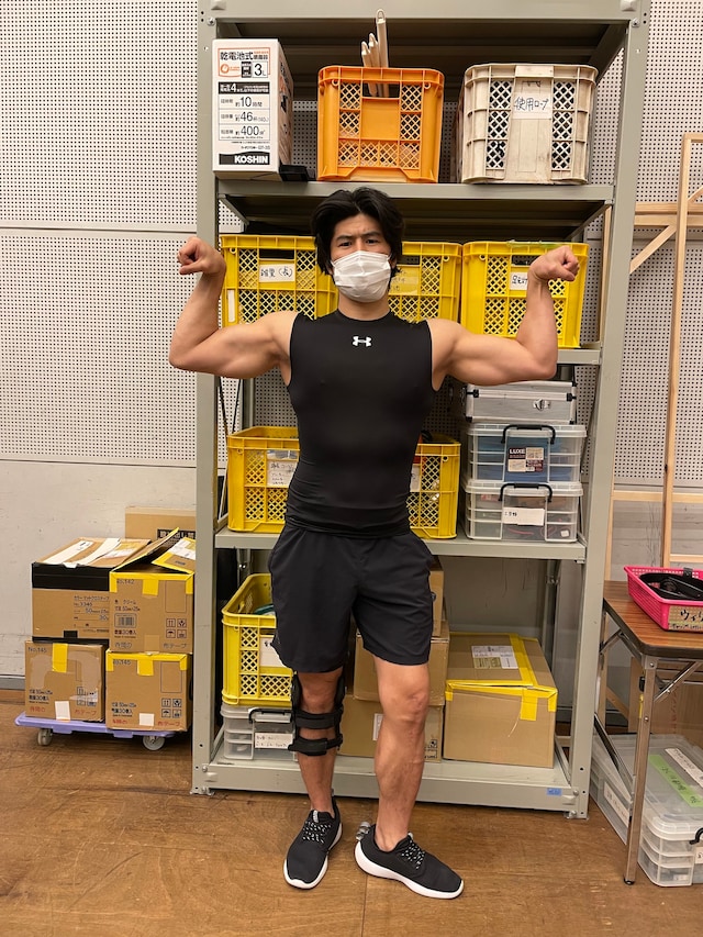 ダブルバイセップスのポーズをする板橋。たくましい上腕二頭筋が目を引く。