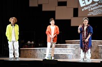 草間リチャード敬太（左）が憧れる先輩が自分だと知り「リチャが!? 聞いたことない！」と驚く屋良朝幸（右）。中央は2人を見守る成河。