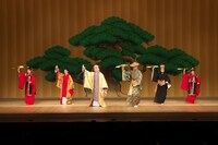 琉球舞踊「かぎやで風」より。