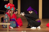 組踊「花売の縁」より。（写真提供：国立劇場おきなわ）