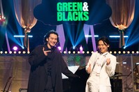 左から小西遼生、中川晃教。