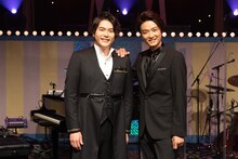 左から佐藤隆紀（LE VELVETS）、井上芳雄。