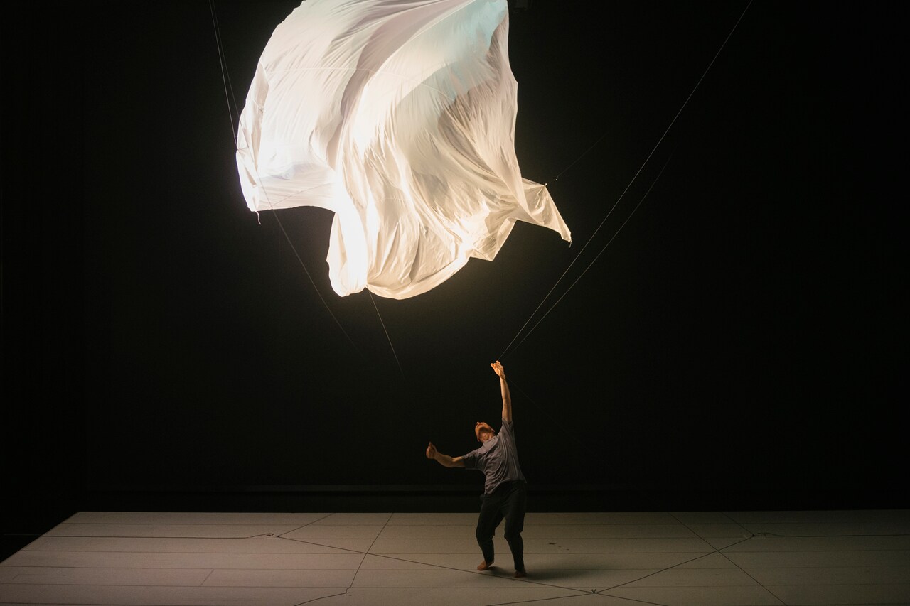 束芋×ヨルグ・ミュラー「もつれる水滴」より。