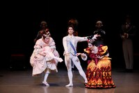 新国立劇場バレエ団「シンデレラ」より。（撮影：瀬戸秀美）